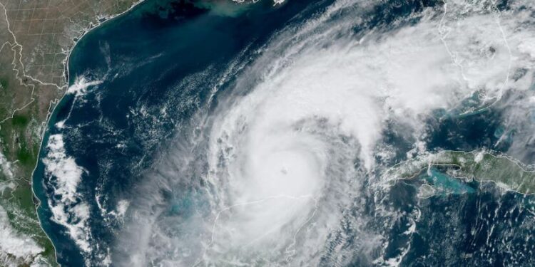 El cambio climático ha intensificado los huracanes al aumentar el vapor de agua en la atmósfera, según Chris Field. (CIRA/NOAA/Handout via REUTERS)