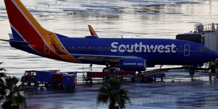 Tampa, Orlando y otras áreas de Florida se preparan para retomar sus actividades aeroportuarias tras el paso del Huracán Milton. (REUTERS/Joe Skipper)