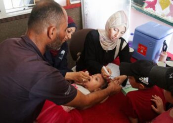 La segunda y última ronda de vacunación contra la polio en Gaza empezará este lunes (REUTERS/Mahmoud Issa)