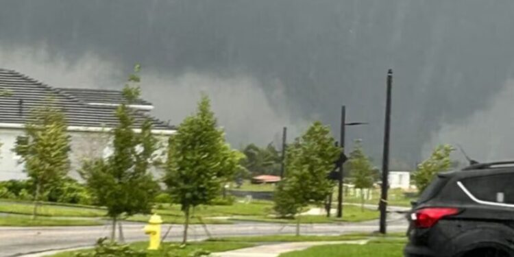 Los tornados, generados por superceldas, alcanzaron vientos récord y causaron numerosas advertencias meteorológicas en el estado. (Captura de video @mahechanews)