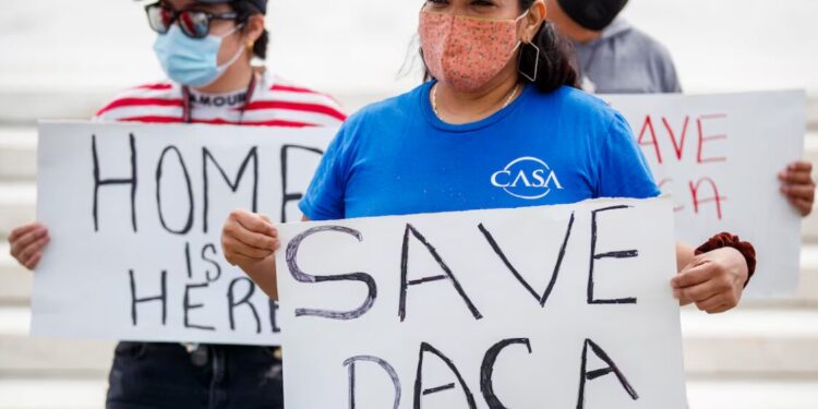 Un grupo de jóvenes inmigrantes se manifiestan en contra de la suspención del programa DACA, en Washington, DC, EE UU. En junio de 2020.
SHAWN THEW (EFE)