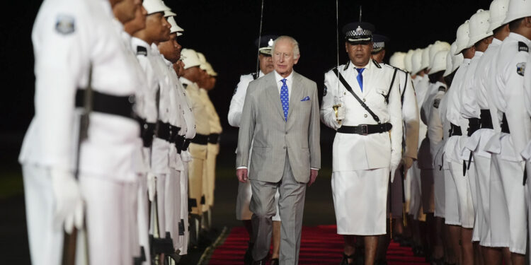 APIA (SAMOA), 23/10/2024.- El rey Carlos III de Inglaterra pasa revista a la guardia que le rinde honores a su llegada este miércoles a Apia, la capital de Samoa, donde presidirá la cumbre de líderes de la mancomunidad británica de naciones (Commonwealth) y hablará de los efectos del cambio climático, tras visitar Australia en su primer gran viaje desde que en febrero anunció que tiene cáncer. EFE/ Cuenta de X de La Familia Real Británica ***SOLO USO EDITORIAL/SOLO DISPONIBLE PARA ILUSTRAR LA NOTICIA QUE ACOMPAÑA (CRÉDITO OBLIGATORIO)***