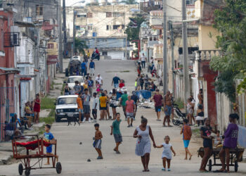 AME9275. LA HABANA (CUBA), 21/10/2024.- Fotografía del 20 de octubre de 2024 de personas caminando por una calle durante un apagón nacional, en La Habana (Cuba). La estatal Unión Eléctrica (UNE) de Cuba informó este lunes de que ya alrededor del 50 % de los pobladores de La Habana cuentan con suministro energético, tras casi 72 horas del apagón total registrado en la isla. EFE/ Yander Zamora