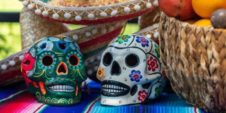 Con Despegar, vive el Día de Muertos en destinos inolvidables de México
PR Newswire
CIUDAD DE MÉXICO, 29 de octubre de 2024
· Según la Secretaría de Turismo, la derrama económica del Día de Muertos en México aumentó notablemente entre 2022 y 2023. En 2022 fue de $37,722 millones de pesos, y en 2023 alcanzó $41,198 millones, reflejando un crecimiento del 9.21%. Si esta tendencia continúa, se espera que en 2024 el impacto económico llegue a alrededor de $44,989 millones, impulsado por el creciente interés turístico en esta celebración cultural.
CIUDAD DE MÉXICO, 29 de octubre de 2024 /PRNewswire/ -- En México, el Día de Muertos es una celebración vibrante y profundamente arraigada en la cultura, donde la muerte no representa una ausencia, sino una presencia viva que se manifiesta en los altares y ofrendas. Esta tradición tiene lugar el 1 y 2 de noviembre, aunque en algunas regiones del país las celebraciones comenzaron desde el 28 de octubre. Despegar, empresa líder en tecnología de viajes en Latinoamérica, ha realizado un análisis del comportamiento de sus usuarios y ha identificado algunos de los destinos más visitados para disfrutar de esta festividad.
"En Despegar, observamos que los destinos más solicitados durante esta temporada son Cancún, Ciudad de México, Guadalajara, Oaxaca y Monterrey. Invitamos a nuestros usuarios a disfrutar de estas mágicas festividades, recordando que contamos con diversas promociones y formas de pago que se ajustan a cualquier plan de viaje", dijo Carolina Campuzano, Gerente Sr. de Ventas y Estrategia de Despegar
Sin embargo, el Día de Muertos ofrece una amplia variedad de destinos en todo el país. Por ello, Despegar invita a los viajeros a descubrir cuatro formas excepcionales de vivir esta emblemática tradición en destinos seleccionados de México, donde podrán experimentar la riqueza y diversidad de esta celebración tan especial.
La primer recomendación es San Luis Potosí, donde la celebración del Día de Muertos toma un matiz especial en la región de la Huasteca Potosina, donde es conocida como Xantolo, una palabra que resuena con alegría y tradición, la cuál es la fiesta más importante del año para los habitantes de la región, superando incluso a la Navidad. La devoción y el respeto con que los habitantes de San Luis Potosí celebran a sus muertos se hacen evidentes en cada detalle, desde las ofrendas hasta los cantos y danzas que acompañan esta festividad. Entre las actividades destacadas, se encuentra la presentación de "Xantolo - Costumbre y Tradición", en el Museo Nacional de la Máscara, convirtiéndose en una oportunidad única para sumergirse en los cuentos y leyendas que envuelven esta festividad, haciendo del Xantolo un momento mágico y profundamente conmovedor.
La segunda recomendación es Guadalajara, donde el Día de Muertos se celebra con diversas actividades que ofrecen opciones para todas las edades. Uno de los eventos más esperados es el festival Calaverandia, un festival de arte y cultura que captura la esencia del Día de Muertos a través del arte, la música, efectos visuales y experiencias interactivas. Este festival ofrece una experiencia llena de energía y creatividad, con actividades como el Gran Altar, el espectáculo multimedia Alma en 4D, y Los Juegos Interactivos. Además, los visitantes pueden realizar el recorrido nocturno por el histórico Panteón de Belén, un cementerio que data del siglo XIX y abre sus puertas cada año para que el público explore sus tumbas e historias en un entorno único y misterioso.
Por otra parte, en la Riviera Maya, se ofrece la oportunidad de vivir el Día de Muertos en Xcaret, un parque reconocido internacionalmente por preservar y promover las tradiciones mexicanas, del 30 de octubre al 3 de noviembre, el Festival de Tradiciones deVida y Muerte de Xcaret presenta una amplia variedad de actividades, como obras de teatro, danza y conciertos, además de talleres interactivos para todas las edades.
Este año, Quintana Roo es el estado invitado, por lo que se contará con la presencia de artesanos, cocineros y artistas locales. La experiencia en Xcaret se enriquece con los aromas de la comida típica, altares decorados y el profundo simbolismo que acompaña a esta festividad, haciendo que cada rincón del parque refleje la conexión entre la vida y la muerte. No hay mejor manera de celebrar a quienes nos precedieron que en este majestuoso paraíso mexicano.
Por último, Oaxaca es sin duda uno de los epicentros culturales del Día de Muertos. En Oaxaca de Juárez, el Panteón General se ilumina con velas y flores, mientras que la Plaza de la Danza se cubre de tapetes de arena, representando escenas icónicas de la muerte.
La tradicional "Muerteada" en el Valle de Etla es una procesión que, desde hace más de 80 años, recorre las calles con música, disfraces y versos espontáneos que hacen reír y reflexionar a quienes la presencian. Los visitantes no solo pueden participar en estas coloridas manifestaciones, sino también degustar los manjares de la gastronomía oaxaqueña, como el pan de yema, chocolate caliente y, por supuesto, el mezcal.
Al planificar tu viaje para disfrutar de las tradiciones del Día de Muertos, Despegar recomienda  diferentes opciones de hospedaje para una experiencia inolvidable. En la Riviera Maya, el Hotel Xcaret ofrece una combinación de lujo y tradición, con acceso directo a las festividades del Parque Xcaret y sus rituales emblemáticos. En Oaxaca, el Hotel Victoria, ubicado en una colina con vista a la ciudad, es el lugar ideal para descansar tras explorar los coloridos altares y tapetes de arena que adornan la capital oaxaqueña.
En Guadalajara, el Riu Plaza Guadalajara combina confort y ubicación estratégica en el corazón de la ciudad, ideal para disfrutar de las festividades. Además, los visitantes encontrarán un cajero automático y peluquería para una experiencia completa y sin contratiempos durante su estancia.  Por otro lado, en San Luis Potosí, el Fiesta Americana te brinda comodidad y servicios de primera, siendo el punto de partida perfecto para sumergirte en la magia del Xantolo en la Huasteca Potosina.
Al viajar a estos destinos, no olvides disfrutar de la gastronomía típica de cada región. El pan de muerto, el mole oaxaqueño y el tejate, conocido como "la bebida de los dioses", son algunos de los platillos que deleitarán tu paladar. Despegar ofrece una amplia gama de promociones en alojamiento, vuelos y experiencias, y facilita distintas formas de pago, como tarjetas de crédito, débito, o pagos en efectivo en sucursales bancarias. También se puede acceder a financiamientos personalizados a través de sus asesores.
El Día de Muertos es una oportunidad única para celebrar la vida y recordar a los seres queridos que ya partieron.
Acerca de Despegar Despegar es la empresa de tecnología de viajes líder en Latinoamérica. Desde hace 25 años revoluciona la industria del turismo a través de la tecnología, y, con su continua apuesta al desarrollo del sector, hoy forma una empresa consolidada que integra a Best Day, HotelDO, Viajes Falabella, Koin, ViajaNet y Stays.net, convirtiéndose en una de las Compañías más relevantes de la región y capaz de ofrecer una experiencia personalizada a más de 30 millones de clientes. Despegar opera en 19 países, acompañando a los latinoamericanos desde el momento en que sueñan con viajar hasta cuando están compartiendo recuerdos. Con el propósito de crear experiencias para que los viajes enriquezcan la vida de las personas y transformar la experiencia de compra, ha desarrollado métodos de pago alternativos y financiamiento, democratizando el acceso al consumo y acercando a los latinoamericanos a su próxima experiencia de viaje.
Para mayor información respecto a paquetes y ofertas visita el sitio web de Despegar, o síguenos en Instagram y  Facebook 
En Guadalajara, Riu Plaza Guadalajara, Las comodidades incluyen recepción 24 hrs, venta de entradas, sala de reuniones y computadora para huéspedes. Los huéspedes también podrán disfrutar de cajero automático y peluquería y Al reservar tu estadía en Hotel Riu Plaza Guadalajara, tendrás una ubicación estratégica en el corazón de Guadalajara para disfrutar de todas las festividades.
La segunda recomendación es ir a Guadalajara, donde se celebra día de muertos con diversas actividades para todas las edades, como lo es el festival de Calaverandia es un festival de arte y cultura que se celebra en Guadalajara durante el Día de Muertos. Este evento ofrece una experiencia única y divertida para los visitantes de todas las edades. Descubre un evento lleno de energía y creatividad que captura la esencia del Día de los Muertos de una manera única a través del arte, la música, efectos visuales y mucho más. Actividades destacadas: El Gran Altar, Alma Espectáculo Multimedia 4D, Inframundo, Limbo y Los Juegos Interactivos. Adicional Recorrido nocturno del Panteón de Belén. El Museo Panteón de Belén es un cementerio histórico que data del siglo XIX. Cada año, el panteón abre sus puertas al público para que los visitantes puedan explorar sus tumbas e historias por las noches.
Foto - https://mma.prnewswire.com/media/2543796/D_a_de_Muertos_2024.jpg
 View original content to download multimedia:https://www.prnewswire.com/mx/comunicados-de-prensa/con-despegar-vive-el-dia-de-muertos-en-destinos-inolvidables-de-mexico-302290761.html
FUENTE  Despegar