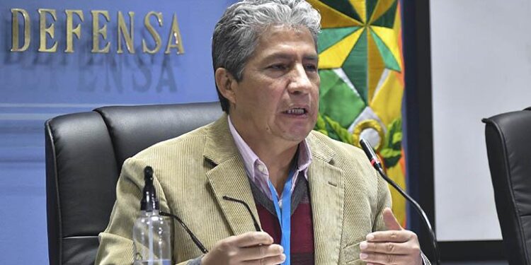 El ministro de Defensa de Bolivia, Edmundo Novillo.