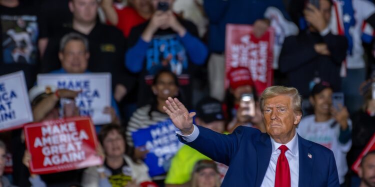 Allentown (United States), 29/10/2024.- Former US President and Republican Presidential Candidate Donald J. Trump gestures during a campaign rally in Allentown, Pennsylvania, USA, October 29, 2024. Trump is running against Democratic US Vice President Kamala Harris in the presidential election on 05 November 2024. EFE/EPA/DAVID MUSE