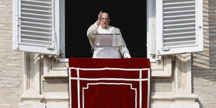 Vatican City (Vatican City State (holy See)), 27/10/2024.- Pope Francis leads the Angelus prayer from the window of his office overlooking Saint Peter's Square in Vatican City, 27 October 2024. (Papa) EFE/EPA/FABIO FRUSTACI