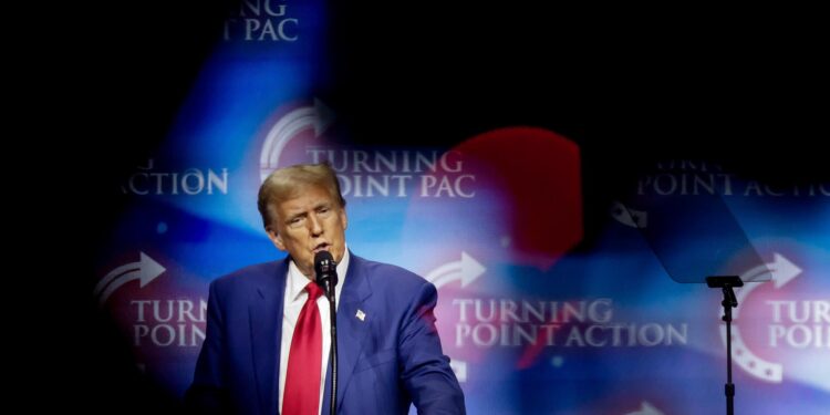 Duluth (United States), 23/10/2024.- Former US President and Republican presidential nominee Donald Trump speaks at the Turning Point PAC campaign rally at the Gas South Arena, in Duluth, Georgia, USA, 23 October 2024. Trump is running against Democratic US Vice President Kamala Harris. EFE/EPA/ERIK S. LESSER