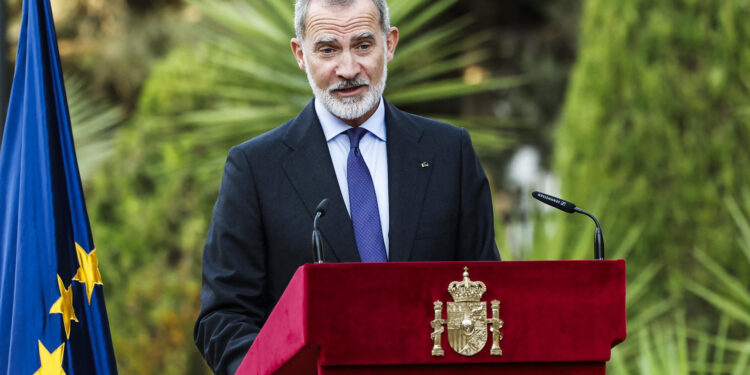 AMÁN (JORDANIA), 05/10/2024.- El rey Felipe VI participa en una reunión con representantes de la colectividad española a su llegada este sábado a Amán, en un viaje oficial con el que España quiere mostrar su respaldo a Jordania y a la política del rey Abdalá II para detener la guerra en Oriente Medio y lograr la paz en la región, cuando casi se cumple un año del ataque de Hamás a Israel y del comienzo de la guerra en Gaza. EFE/ Chema Moya