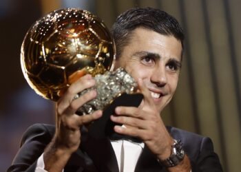 Paris (France), 28/10/2024.- Manchester City and Spain midfielder Rodri wins the Men's Ballon d'Or 2024 award at the Ballon d'Or 2024 ceremony at the Theatre du Chatelet in Paris, France, 28 October 2024. (Francia, España) EFE/EPA/MOHAMMED BADRA