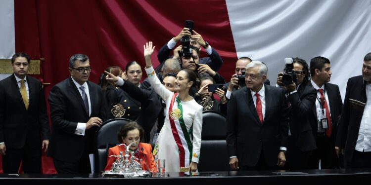 MEX722. CIUDAD DE MÉXICO (MÉXICO), 01/10/2024.- La presidenta de México Claudia Sheinbaum (ci) acompañada del mandatario saliente, Andrés Manuel López Obrador (cd), (2018-2024), saludan al termino de la toma de juramento en la Cámara de Diputados este martes en la Ciudad de México (México). Sheinbaum prometió al asumir el cargo que en su gobierno "garantizará todas las libertades", y negó que ocurra una "militarización" de la seguridad pública y un retorno a la 'guerra contra el narco'. EFE/José Méndez