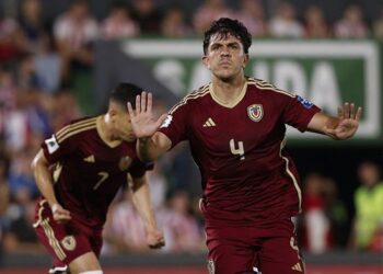 Jon Aramburu de Venezuela celebra su gol este martes, en un partido de las eliminatorias sudamericanas para el Mundial de 2026 en el estadio Defensores del Chaco en Asunción (Paraguay). EFE/ Juan Pablo Pino