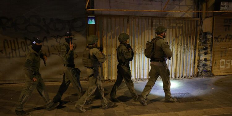 Tel Aviv (Israel), 01/10/2024.- Armed Israeli special forces members inspect the area near the site of a shooting incident in Tel Aviv, Israel, 01 October 2024. According to Israeli police, at least eight people were killed and nine others wounded in a shooting incident on Sderot Yerushalim in Tel Aviv. Two gunmen have been 'neutralized' on site, police said. EFE/EPA/ABIR SULTAN