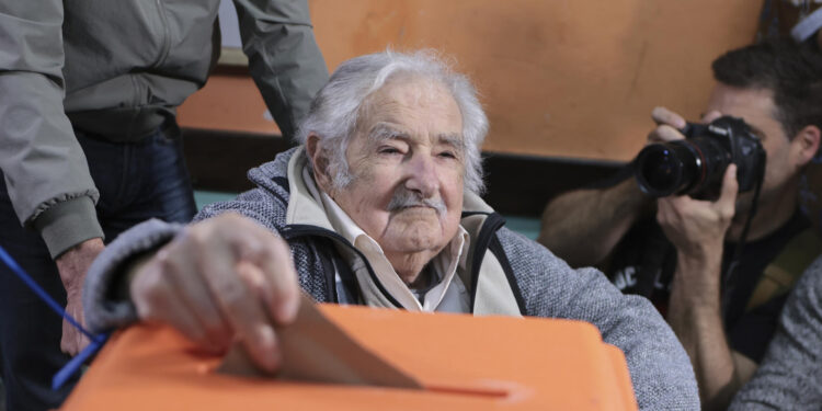 MONTEVIDEO, 27/10/2024.- El ex presidente de Uruguay José Mujica vota este domingo en las elecciones presidenciales y parlamentarias del país. Los centros de votación para las elecciones presidenciales y parlamentarias que Uruguay afronta este domingo y en las que podrán votar unos 2,7 millones de ciudadanos quedaron abiertos a las 8:00 hora local (11:00 GMT). En esta elección, los votantes elegirán a la fórmula presidencial que liderará el país sudamericano en el período 2025-2030, así como también a los integrantes de la Cámara de Senadores (30 miembros más el vicepresidente de la República) y la Cámara de Diputados (99 miembros). No obstante, para convertirse en el sucesor de Luis Lacalle Pou cualquiera de los candidatos deberá conseguir más del 50 % de los votos válidos. De lo contrario, los dos más votados avanzarán a una segunda vuelta, que se llevará a cabo el domingo 24 de noviembre. EFE/ Gaston Britos