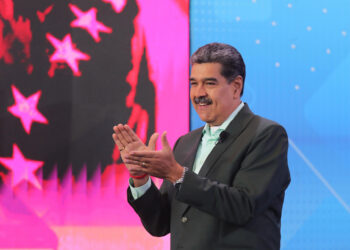 AME2519. CARACAS (VENEZUELA), 28/10/2024.- Fotografía cedida por Prensa Miraflores del presidente de Venezuela, Nicolás Maduro, en su programa de televisión semanal, "Con Maduro +", en Caracas (Venezuela). Maduro dijo que espera que la líder antichavista María Corina Machado y los "corruptos de la oposición" sean "capturados" y "enjuiciados" por el "robo" de Citgo, la filial de la petrolera estatal Pdvsa, con sede en Estados Unidos, que corre el riesgo de ser embargada debido a impagos. EFE/ Prensa Miraflores / SOLO USO EDITORIAL/ SOLO DISPONIBLE PARA ILUSTRAR LA NOTICIA QUE ACOMPAÑA (CRÉDITO OBLIGATORIO)