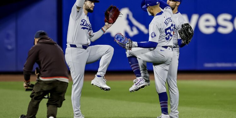 New York (United States), 18/10/2024.- Los Angeles Dodgers outfielders Los Angeles Dodgers outfielders Andy Pages (L), Kevin Kiermaier (C) and Mookie Betts (R) celebrate after the final out against the New York Mets during the ninth (L), Kevin Kiermaier (C) and Mookie Betts (R) celebrate after the final out against the New York Mets during the ninth inning of the Major League Baseball (MLB) National League Championship Series playoff game four between the Los Angeles Dodgers and the New York Mets in New York, New York, 17 October 2024. The League Championship Series is the best-of-seven games. The winner of the National League Championship Series will face the winner of the American League Championship Series to advance to the World Series. (Liga de Campeones, Nueva York) EFE/EPA/CJ GUNTHER