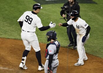 New York (United States), 15/10/2024.- Yankees Aaron Judge (L) celebrates hitting a two run home run with teammate Gleyber Torres (R) in front of Guardians catcher Bo Naylor (C) during the seventh inning of game two of the Major League Baseball (MLB) American League Championship Series between the Cleveland Guardians and the New York Yankees in the Bronx borough of New York, New York, 15 October 2024. The American League Championship Series is the best-of-seven games and the winner will face the winner of the National League Championship Series in the World Series. (Liga de Campeones, Nueva York) EFE/EPA/CJ GUNTHER