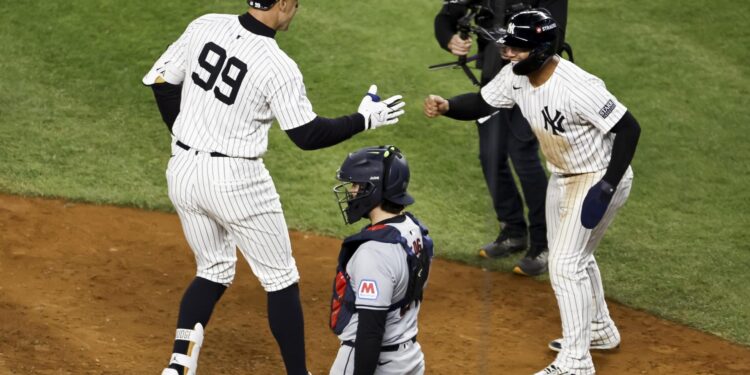 New York (United States), 15/10/2024.- Yankees Aaron Judge (L) celebrates hitting a two run home run with teammate Gleyber Torres (R) in front of Guardians catcher Bo Naylor (C) during the seventh inning of game two of the Major League Baseball (MLB) American League Championship Series between the Cleveland Guardians and the New York Yankees in the Bronx borough of New York, New York, 15 October 2024. The American League Championship Series is the best-of-seven games and the winner will face the winner of the National League Championship Series in the World Series. (Liga de Campeones, Nueva York) EFE/EPA/CJ GUNTHER