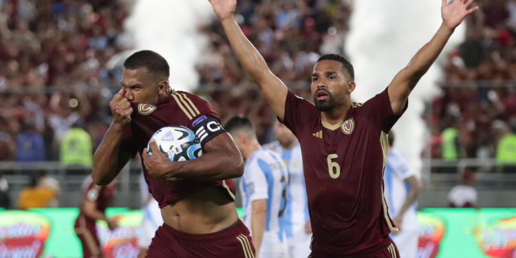 AMDEP8584. MATURÍN (VENEZUELA), 10/10/2024.- Salomón Rondón (i) de Venezuela celebra su gol este jueves, en un partido de las eliminatorias sudamericanas para el Mundial de 2026 entre Venezuela y Argentina en el estadio Monumental de Maturín (Venezuela). EFE/ Ronald Peña R.