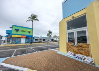 Fort Myers (United States), 08/10/2024.- The enterance to a restaurant is boarded up and lined with sand bags as the city prepares for Hurricane Milton in Bonita Beach, Florida, USA, 08 October 2024. According to the National Hurricane Center's Live Hurricane Tracker, Hurricane Milton is set to make landfall on the west coast of Florida on the evening of 09 October. After rapidly intensifying into a Category 5 storm on 07 October, Milton is expected to weaken as it reaches shore but will still bring significant weather impacts across the state. (tormenta) EFE/EPA/CRISTOBAL HERRERA-ULASHKEVICH