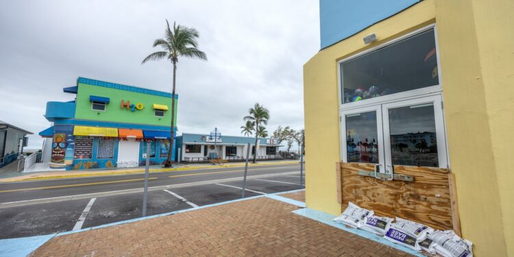 Fort Myers (United States), 08/10/2024.- The enterance to a restaurant is boarded up and lined with sand bags as the city prepares for Hurricane Milton in Bonita Beach, Florida, USA, 08 October 2024. According to the National Hurricane Center's Live Hurricane Tracker, Hurricane Milton is set to make landfall on the west coast of Florida on the evening of 09 October. After rapidly intensifying into a Category 5 storm on 07 October, Milton is expected to weaken as it reaches shore but will still bring significant weather impacts across the state. (tormenta) EFE/EPA/CRISTOBAL HERRERA-ULASHKEVICH