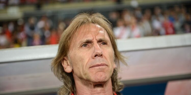 Peruvian national football team coach Argentinian Ricardo Gareca arrives before the friendly match against Scotland, at the National Stadium in Lima on May 29, 2018, ahead of the FIFA World Cup starting next month. / AFP PHOTO / ERNESTO BENAVIDES