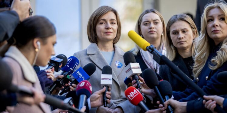 Chisinau (Moldova), 03/11/2024.- The incumbent President of Moldova, Maia Sandu, speaks to the media after casting her vote in front of a polling station in Chisinau, Moldova, 03 November 2024. Moldova is holding second round of presidential elections, with former Attorney General of Moldova Alexandr Stoianoglo facing incumbent President of Moldova Maia Sandu. (Elecciones, Moldavia) EFE/EPA/DUMITRU DORU