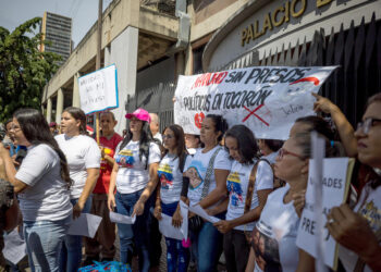 AME6064. CARACAS (VENEZUELA), 11/11/2024.- Personas se manifiestan el 7 de noviembre del 2024 solicitando la libertad de sus familiares detenidos tras las elecciones presidenciales del 28 de julio, frente al Palacio de Justicia, en Caracas (Venezuela). Decenas de políticos de Venezuela que este año promovieron una opción que pusiera fin al Gobierno chavista, a través de las elecciones del 28 de julio, están hoy tras las rejas. Según registros de ONG, cerca de 170 militantes y activistas de partidos son ahora prisioneros acusados, en su mayoría, de terrorismo. EFE/ Miguel Gutierrez