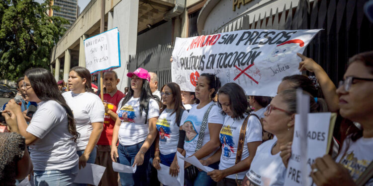 AME6064. CARACAS (VENEZUELA), 11/11/2024.- Personas se manifiestan el 7 de noviembre del 2024 solicitando la libertad de sus familiares detenidos tras las elecciones presidenciales del 28 de julio, frente al Palacio de Justicia, en Caracas (Venezuela). Decenas de políticos de Venezuela que este año promovieron una opción que pusiera fin al Gobierno chavista, a través de las elecciones del 28 de julio, están hoy tras las rejas. Según registros de ONG, cerca de 170 militantes y activistas de partidos son ahora prisioneros acusados, en su mayoría, de terrorismo. EFE/ Miguel Gutierrez