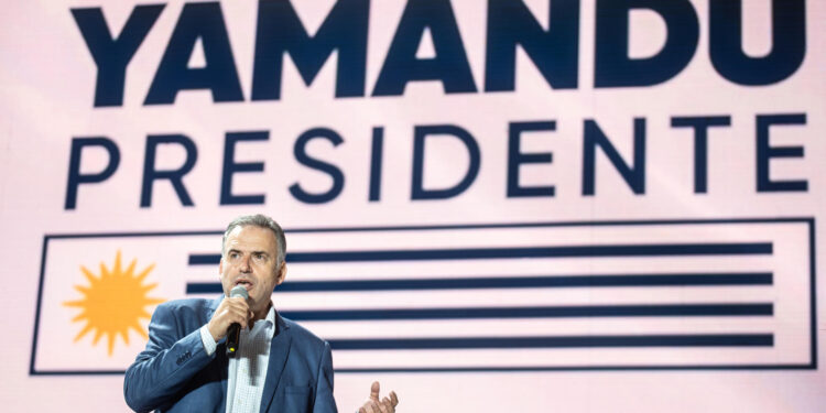 -FOTODELDÍA- AME9549. CANELONES (URUGUAY), 20/11/2024.- El candidato a la presidencia por el partido Frente Amplio, Yamandú Orsi, habla durante un evento de cierre de campaña, este miércoles, en la ciudad de Canelones (Uruguay). Orsi destacó este en el cierre de su campaña electoral que su proyecto pasa "por un país de certezas". EFE/ Sofía Torres