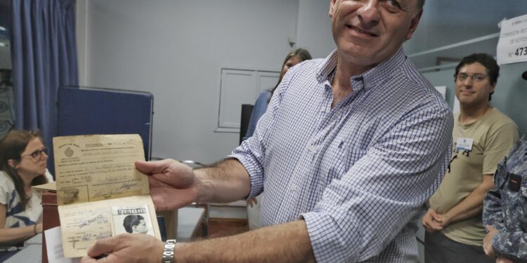 AME561. MONTEVIDEO (URUGUAY), 24/11/2024.- El candidato por el Partido Nacional, Alvaro Delgado, muestra un documento durante su votación, en la segunda vuelta de las elecciones presidenciales, este domingo, en Montevideo (Uruguay). El candidato por el oficialista Partido Nacional, Álvaro Delgado, aseguró este domingo que quiere ser "el presidente de todos los uruguayos" sin importar si lo votaron o no. EFE/ Armando Sartorotti