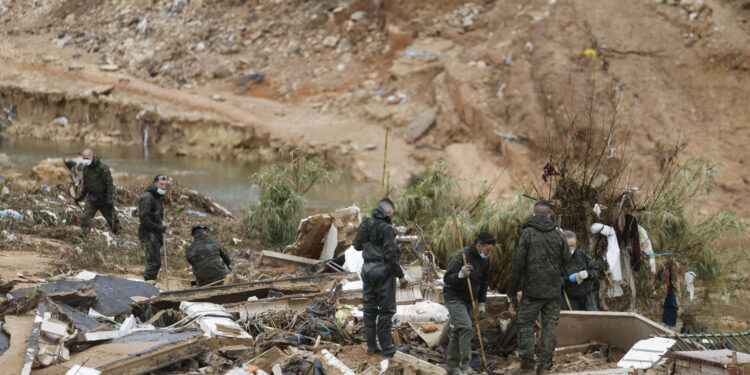 TORRENT (VALENCIA), 13/11/2024.- Militares realizan labores de búsqueda en el barranco del Poyo a su paso por Torrent por debajo del barrio de donde desaparecieron los niños, este miércoles. Los cuerpos sin vida de Rubén e Izan, los niños de 3 y 5 años que desaparecieron en Torrent (Valencia) arrastrados por la riada el día de la dana cuando estaban con su padre, han sido encontrados en dos localidades diferentes, ubicadas a unos kilómetros de Torrent, según han informado este miércoles fuentes municipales. Docenas de municipios de Valencia asolados por la dana afrontan, en medio del inédito despliegue de emergencia y ayuda solidaria, la amenaza de una nueva dana que ha obligado a suspender las clases y condiciona aún más el ingente trabajo para atender las innumerables llamadas de ayuda que emergen desde cada barrio, polígono o escuela, en muchos casos todavía cubiertos de lodo. EFE/Kai Försterling