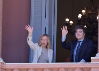 AME9249. BUENOS AIRES (ARGENTINA), 20/11/2024.- El presidente de Argentina, Javier Milei (d) saluda, acompañado de la primera ministra italiana, Giorgia Meloni, durante su primera visita oficial este miércoles en la Casa Rosada en Buenos Aires (Argentina). Milei recibió a la primera ministra italiana, Giorgia Meloni, en la Casa Rosada (sede del Ejecutivo), donde ambos se fundieron en un gran abrazo e intercambiaron sonrisas cómplices antes de retirarse para celebrar una reunión bilateral. EFE/Juan Ignacio Roncoroni