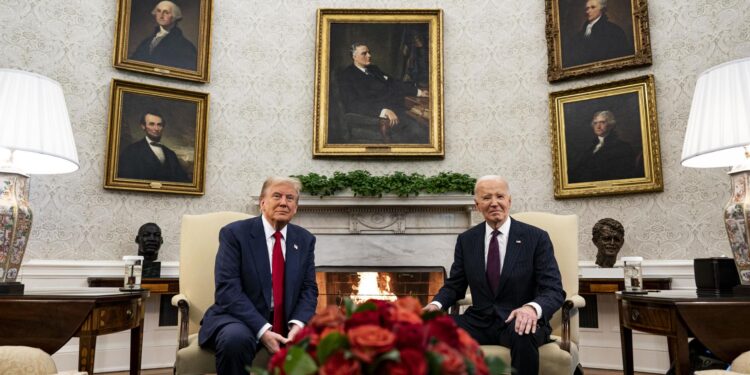 Washington, Dc (United States), 13/11/2024.- US President Joe Biden (R) and President-elect Donald Trump during a meeting in the Oval Office of the White House in Washington, DC, USA, 13 November 2024. Biden will argue in favor of continued US aid to Ukraine during the transition to President-elect Donald Trump's administration, according to national security advisor Jake Sullivan. (Ucrania) EFE/EPA/AL DRAGO / POOL