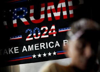 Bangkok (Thailand), 06/11/2024.- A supporter of Republican presidential candidate Donald J. Trump monitors the 2024 US presidential election result during an election watching party organized by Republicans in Thailand in Bangkok, Thailand, 06 November 2024. Voters across the US cast ballots on 05 November for President of the United States in a tightly contested race between Republican presidential candidate Donald J. Trump and Democratic presidential candidate US Vice President Kamala Harris, as well as for candidates in congressional and local races. (Elecciones, Tailandia, Estados Unidos) EFE/EPA/RUNGROJ YONGRIT