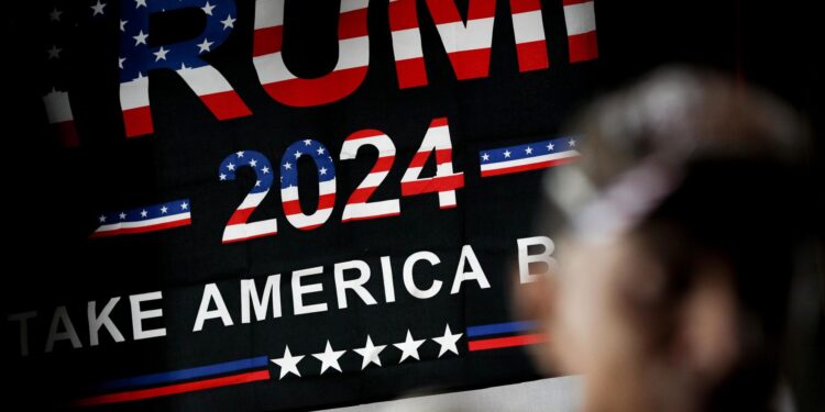 Bangkok (Thailand), 06/11/2024.- A supporter of Republican presidential candidate Donald J. Trump monitors the 2024 US presidential election result during an election watching party organized by Republicans in Thailand in Bangkok, Thailand, 06 November 2024. Voters across the US cast ballots on 05 November for President of the United States in a tightly contested race between Republican presidential candidate Donald J. Trump and Democratic presidential candidate US Vice President Kamala Harris, as well as for candidates in congressional and local races. (Elecciones, Tailandia, Estados Unidos) EFE/EPA/RUNGROJ YONGRIT