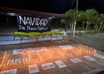 AME5346. CARACAS (VENEZUELA), 07/11/2024.- Fotografía cedida por el Comité por la Libertad de los Presos Políticos de velas encendidas por familiares de privados de libertad en una manifestación este jueves, en las inmediaciones de la cárcel de Tocorón, en Tocorón (Venezuela). Casi una veintena de familiares de detenidos en una cárcel ubicada en el norte de Venezuela realizan este jueves una vigilia cerca del centro penitenciario para exigir la libertad "inmediata" de sus parientes y del resto de los "presos políticos" que -denuncian- hay en el país. EFE/ Comité por la Libertad de los Presos Políticos /SOLO USO EDITORIAL/SOLO DISPONIBLE PARA ILUSTRAR LA NOTICIA QUE ACOMPAÑA (CRÉDITO OBLIGATORIO)