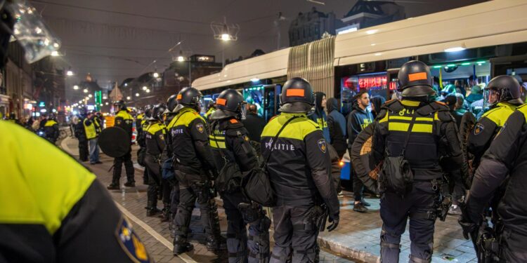 Amsterdam (Netherlands), 08/11/2024.- Police officers make a security cordon around a bus after the soccer match between Ajax and Maccabi Tel Aviv, in Amsterdam, Netherlands, early 08 November 2024. The Israeli army confirmed on 08 November it was preparing to "deploy a rescue mission with the coordination of the Dutch government ¡...Ç following severe and violent incidents against Israelis in Amsterdam", after clashes broke out after a match between Ajax and Israeli soccer club Maccabi Tel Aviv. (Países Bajos; Holanda) EFE/EPA/VLN Nieuws