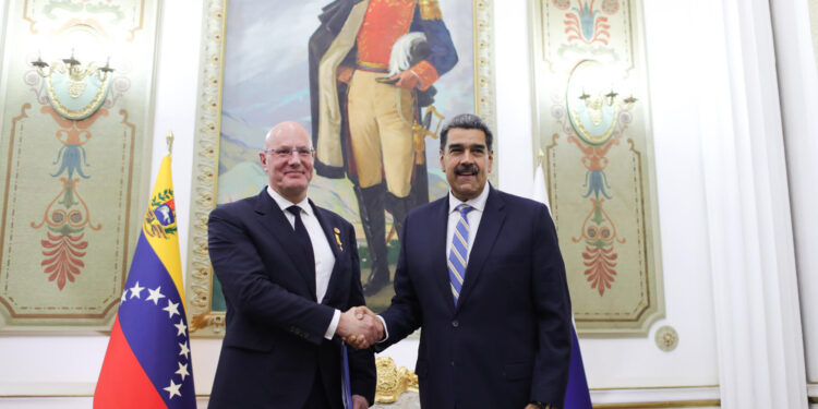 AME5271. CARACAS (VENEZUELA), 07/11/2024.- Fotografía cedida por Palacio Miraflores del presidente de Venezuela, Nicolás Maduro posando junto al vice primer ministro ruso para Turismo, Deporte, Cultura y Comunicación, Dmitry Chernyshenko, este jueves, en Caracas (Venezuela). Chernyshenko llegó a Venezuela con el objetivo de evaluar y fortalecer los acuerdos de cooperación firmados entre ambas naciones en el marco de la Comisión Intergubernamental de Alto Nivel. EFE/ PALACIO MIRAFLORES/SOLO USO EDITORIAL/NO VENTAS/SOLO DISPONIBLE PARA ILUSTRAR LA NOTICIA QUE ACOMPAÑA/CRÉDITO OBLIGATORIO