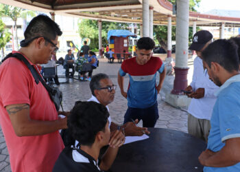 MEX3585. TAPACHULA (MÉXICO), 26/10/2024.- Migrantes permanecen en una plaza pública del municipio de Tapachula, este sábado en el estado de Chiapas (México). La creciente delincuencia y el clima de inseguridad en la frontera sur de México han llevado a miles de migrantes a organizar una nueva caravana migrante, que saldrá el próximo 5 de noviembre, coincidiendo con el día de las elecciones en Estados Unidos. EFE/Juan Manuel Blanco