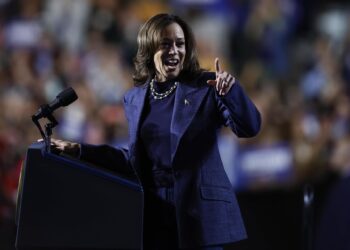 East Lansing (United States), 03/11/2024.- Democratic presidential candidate US Vice President Kamala Harris speaks during a Get Out the Vote rally in East Lansing, Michigan, USA, 03 November 2024. Vice President Harris and Republican candidate former President Trump are tied in the polls with two days until the election on 05 November EFE/EPA/CJ GUNTHER