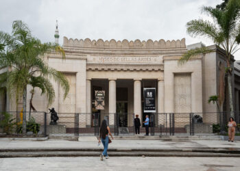 AME9525. CARACAS (VENEZUELA), 21/11/2024.- Fotografía de la fachada del Museo de Bellas Artes este miércoles en Caracas (Venezuela). La crisis desatada en Venezuela tras las elecciones de julio también pasa factura al turismo del megadiverso país, que redujo casi un 40 % su conectividad aérea, y al que varios Gobiernos recomiendan no viajar, lo que ha provocado que se resintiera la actividad, según representantes del sector privado. EFE/ Ronald Peña