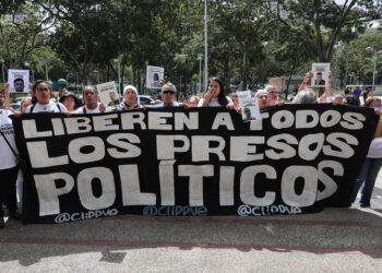 AME9789. CARACAS (VENEZUELA), 21/11/2024.- Familiares de detenidos sostienen una pancarta este jueves, afuera de la sede del Ministerio Público en Caracas (Venezuela). Decenas de personas en Venezuela protestaron este jueves frente a la Fiscalía General para exigir que se produzcan nuevas liberaciones de quienes fueron detenidos tras las presidenciales del 28 de julio, luego de que en los últimos días la Justicia dictase 225 medidas cautelares a favor de algunos de ellos. EFE/ Miguel Gutierrez