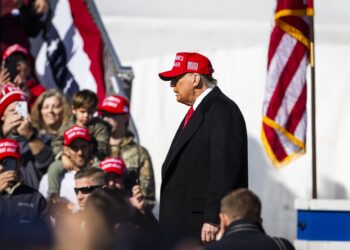 Lititz (United States), 03/11/2024.- Former President of the United States and current Republican presidential candidate Donald Trump prepares to address supporters at a campaign rally in Lititz, Pennsylvania, USA, 03 November 2024. With Election Day two days away on 05 November, polls show that the presidential race between Trump and Democratic presidential nominee Vice President Kamala Harris is very close.  (Estados Unidos) EFE/EPA/JIM LO SCALZO