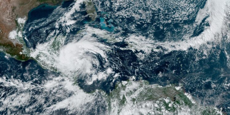 USA8967. MIAMI (FL, EEUU), 14/11/2024.- Fotografía satelital cedida por la Oficina Nacional de Administración Oceánica y Atmosférica (NOAA) a través del Centro Nacional de Huracanes (NHC) estadounidense donde se muestra la localización de la tormenta tropical Sara cerca del sureste de México y Centroamérica. La tormenta tropical Sara surgió este jueves frente a las costas de Centroamérica y cerca del sureste de México, informó el Servicio Meteorológico Nacional (SMN) mexicano, que prevé que el fenómeno toque tierra por la noche en Honduras. EFE/ NOAA-NHC / SOLO USO EDITORIAL/ SOLO DISPONIBLE PARA ILUSTRAR LA NOTICIA QUE ACOMPAÑA (CRÉDITO OBLIGATORIO)