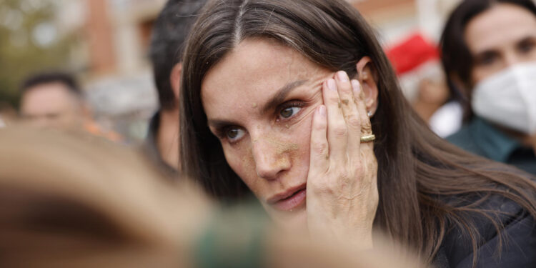 PAIPORTA (VALENCIA), 03/11/2024.- La reina Letizia, durante su visita a Paiporta este domingo. Gritos de 'fuera', así como lanzamiento de barro, están recibiendo a la comitiva de los reyes de España, el presidente del Gobierno, Pedro Sánchez, y el president de la Generalitat, Carlos Mazón, a su llegada al centro de Paiporta. Numerosas personas indignadas han recibido con insultos a la comitiva y se han encarado con ella, mientras que tanto el rey como la reina ha intentado mediar con jóvenes que se les han acercado. EFE/ Ana Escobar