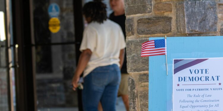 Philadelphia (United States), 05/11/2024.- Voters enter a polling station to cast their ballots in Philadelphia, Pennsylvania, 05 November 2024. Voters across the country are participating in the 2024 U.S. presidential election, deciding in a closely contested race between Republican candidate Donald J. Trump and Democratic candidate, U.S. Vice President Kamala Harris. Philadelphians are also voting in key Senate and Congressional races on Election Day. (Elecciones, Filadelfia) EFE/EPA/DAVID MUSE