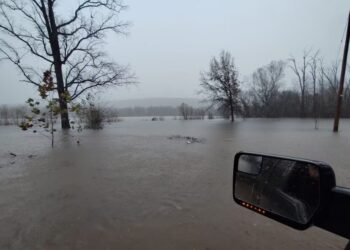 Las intensas lluvias en Missouri causaron el cierre de caminos y afectaron a votantes en St. Louis. (Facebook: Distrito de Protección contra Incendios de Bismarck)