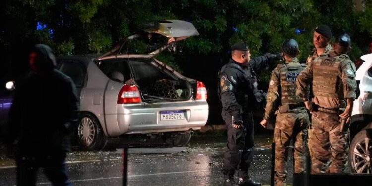 La Policía de Brasil confirmó que las explosiones cerca de la Corte Suprema fueron causadas por un ataque suicida (AP/Eraldo Peres)