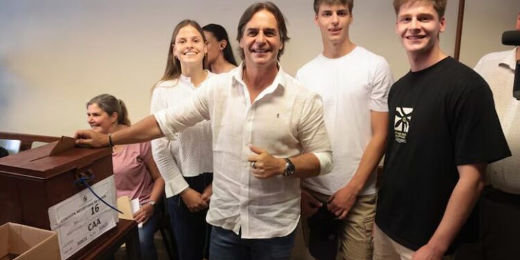 El presidente de Uruguay Luis Lacalle Pou junto a sus hijos, ejerce su derecho al voto en un colegio electoral, durante la segunda ronda de las elecciones presidenciales, este domingo, en la localidad de Canelones (Uruguay) (EFE/ Gastón Britos)